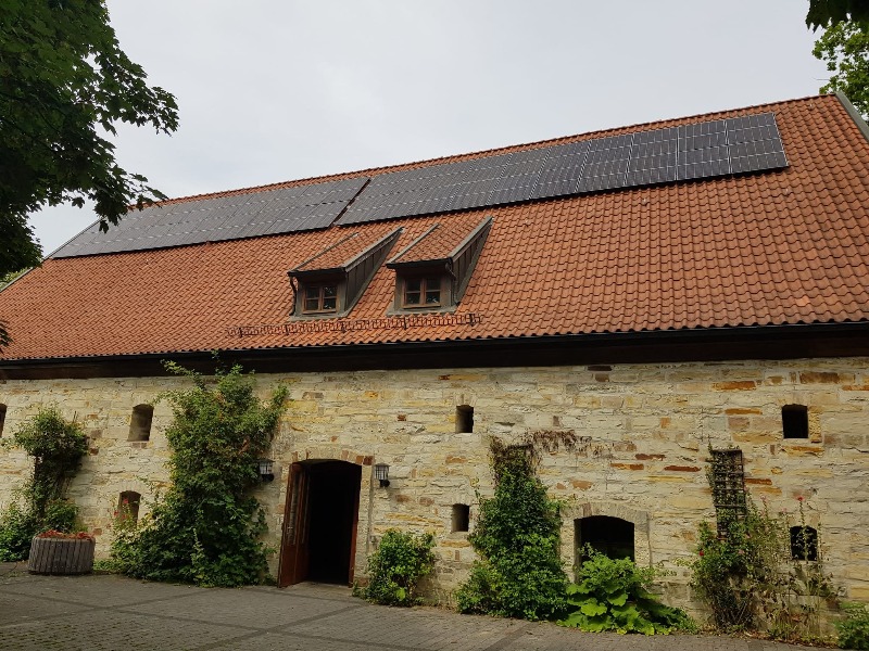 Sonnenenergie für die Laurentiusscheune – Kirchengemeinde Nordborchen nimmt neue PV-Anlage in Betrieb
