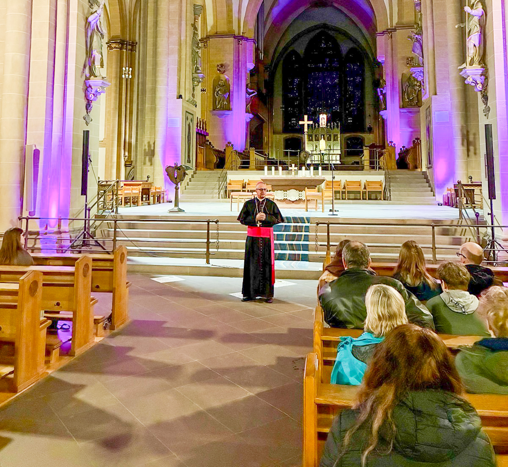 250 Firmlinge treffen Weihbischof Josef Holtkotte